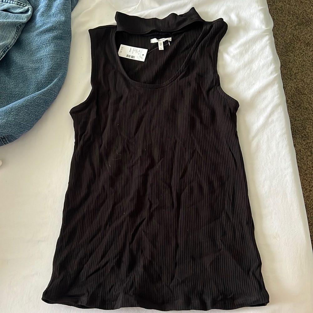 Ribbed tank with choker collar